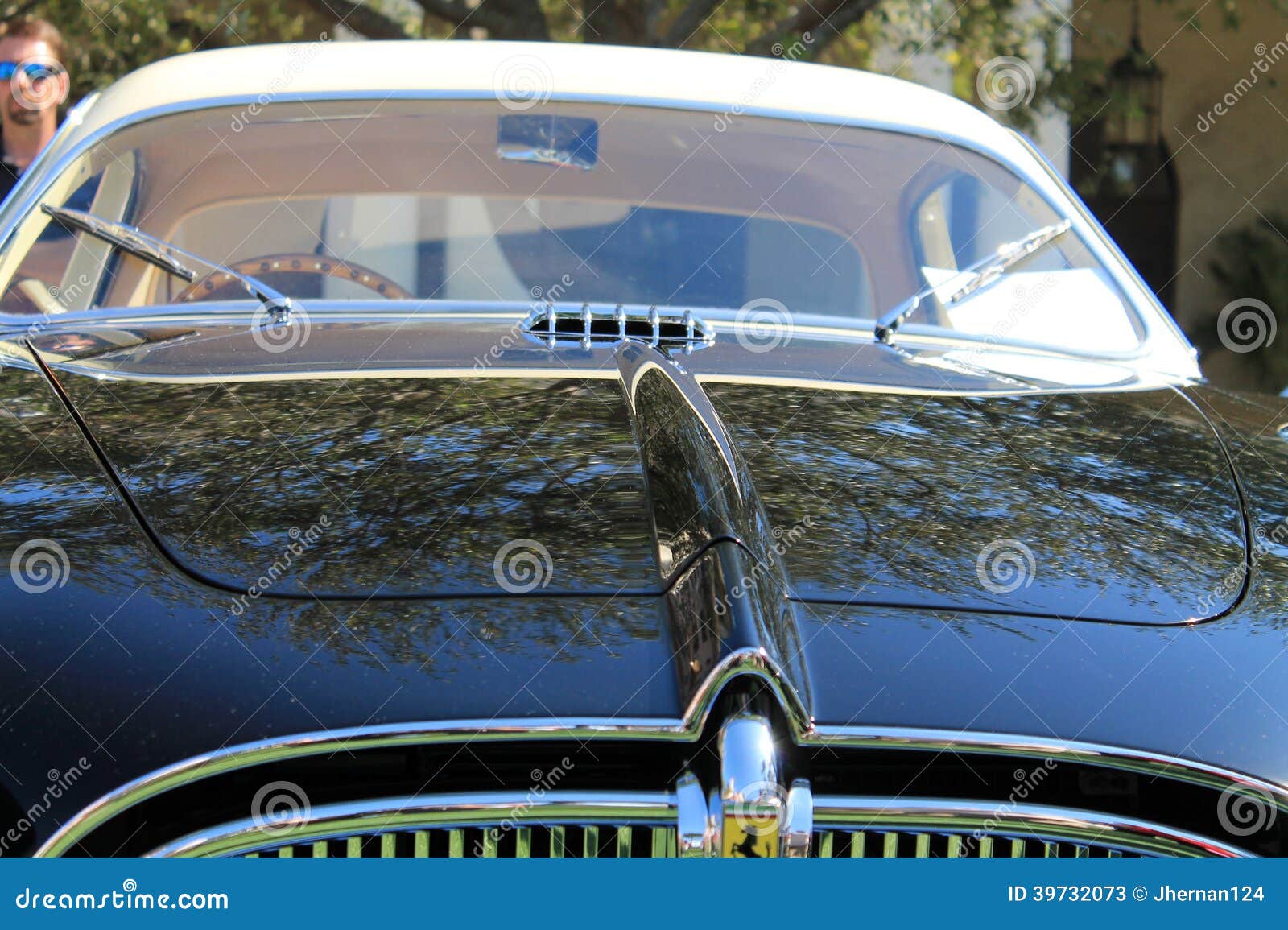 Detalj för tappning50-talferrari framdel. Nära ärlig sikt och detaljer. inklusive central huvrygg. Ferrari 212 inter-kupé 1951 vid vignale.