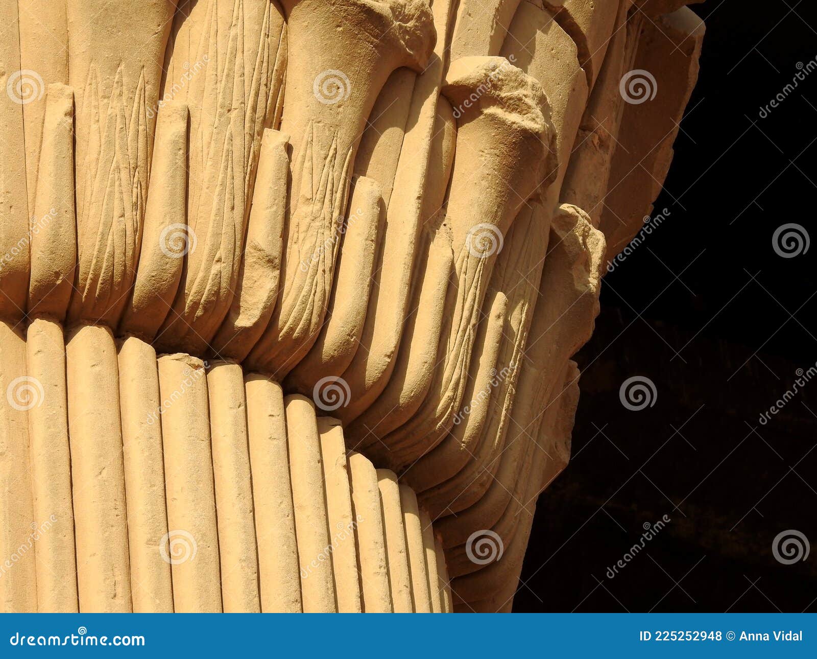 detalle columna mammisi. templo de dendera .egipto.