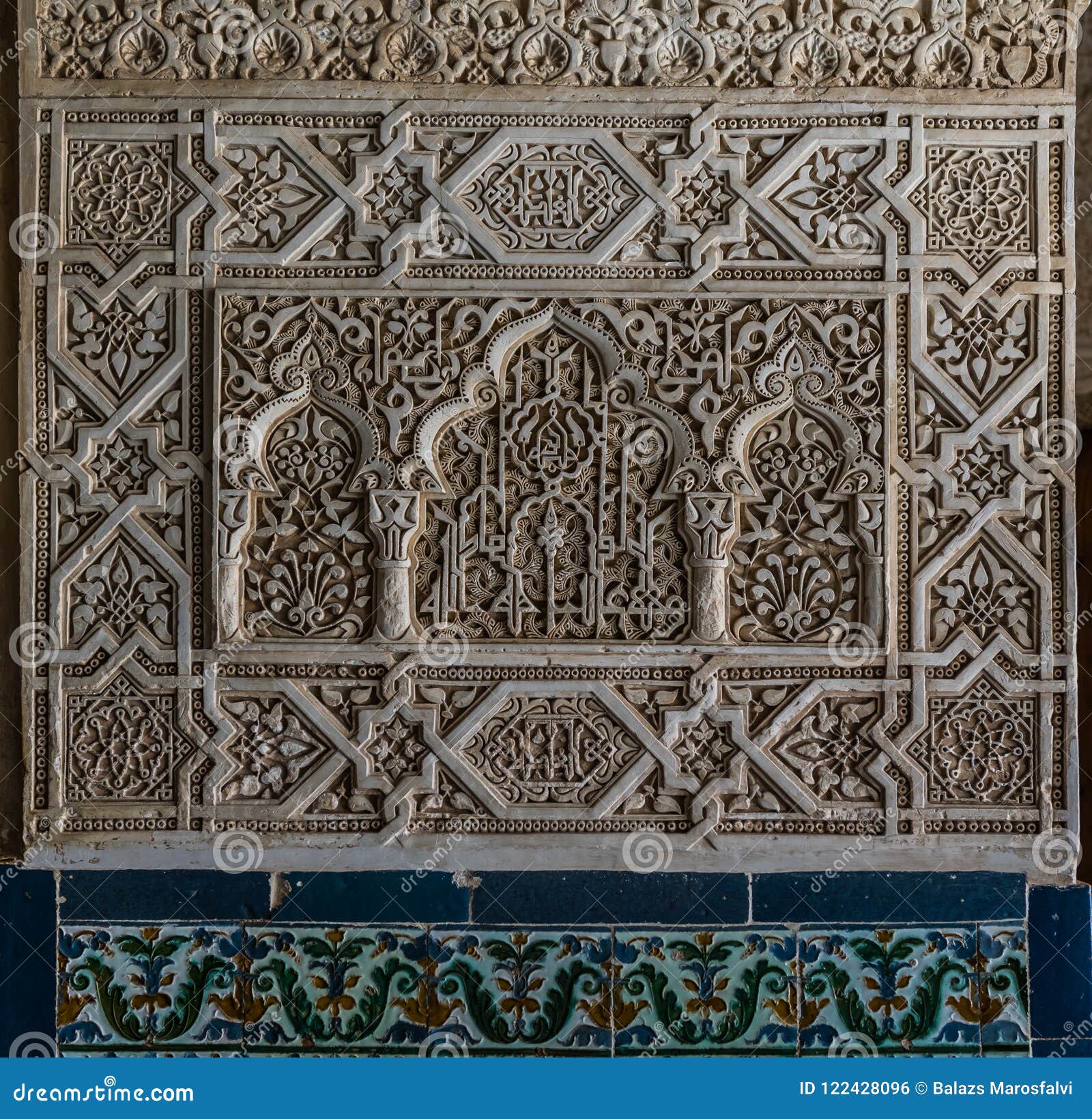 Detalle de Alhambra Palace en Granada, Andalucía, España. Los ornamentos y las tejas árabes detallados hermosos se cierran para arriba en Alhambra Palace en Granada, Andalucía, España