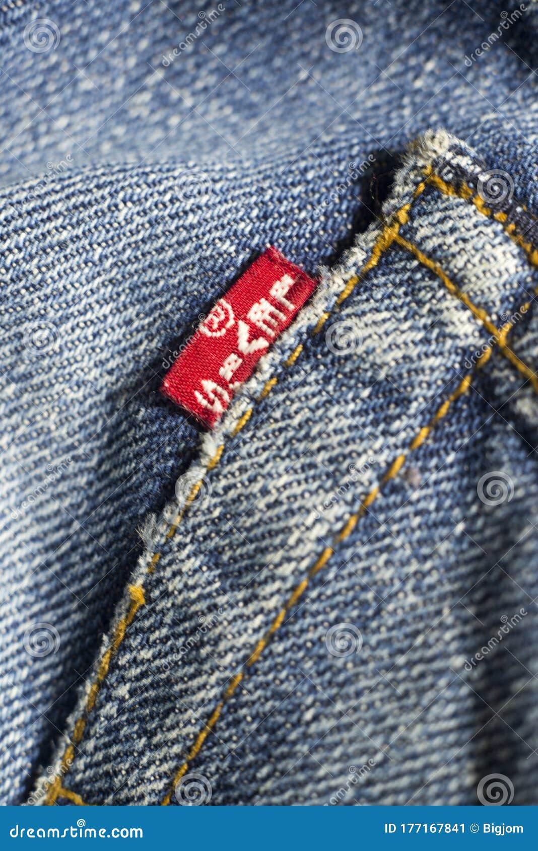 Detalle De Cierre De La Etiqueta Roja De Levi En Los Jeans De Levi. Foto  editorial - Imagen de ajuste, confidente: 177167841