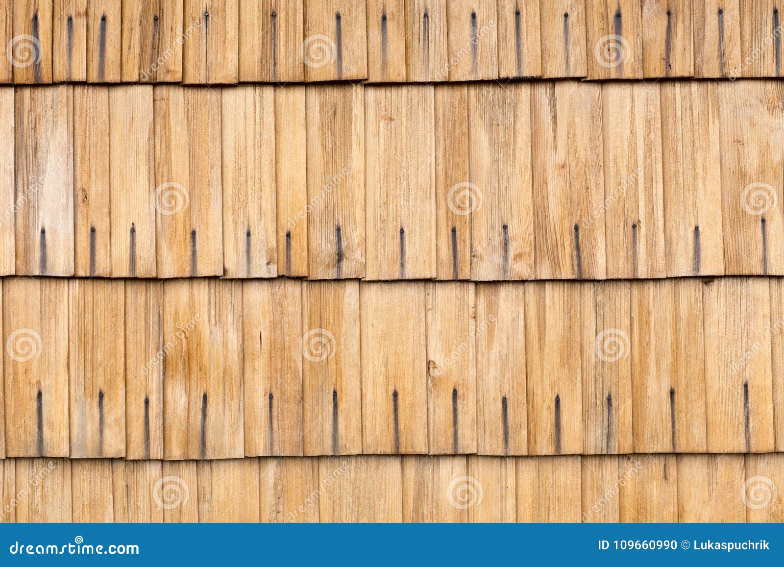 Detalle De Las Tablas De Madera Del Tejado Foto de archivo Imagen de fila, fondo 109660990