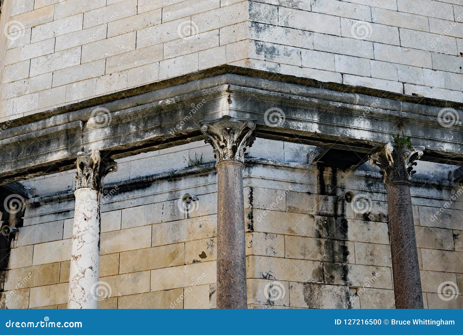 Detalle de Roman Architecture antiguo, palacio del ` s de Diocletian, fractura, Croacia. El detalle de la arquitectura romana antigua, con las paredes y los pilares de piedra originales del bloque, palacio del ` s de Diocletian, castillo partido, partió la ciudad vieja, fractura, Croacia