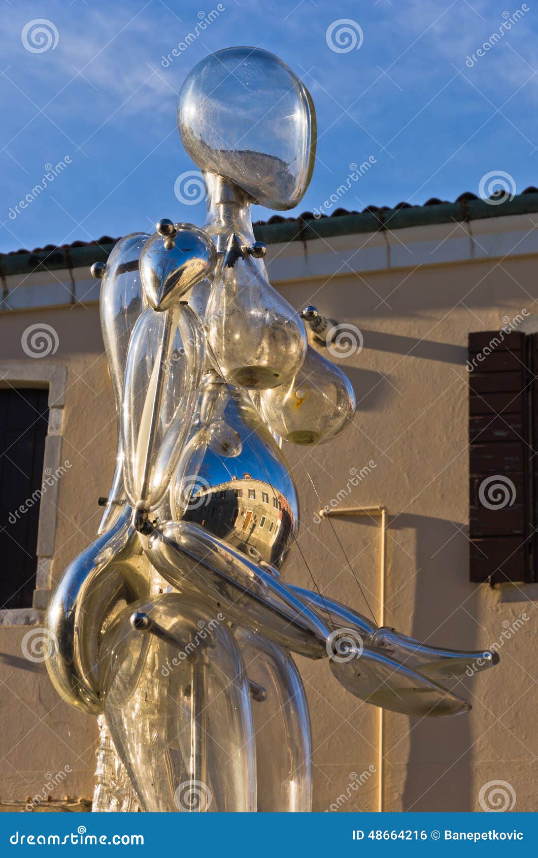 Detalle de una escultura de cristal en un pequeño cuadrado en Murano, Venecia, Italia