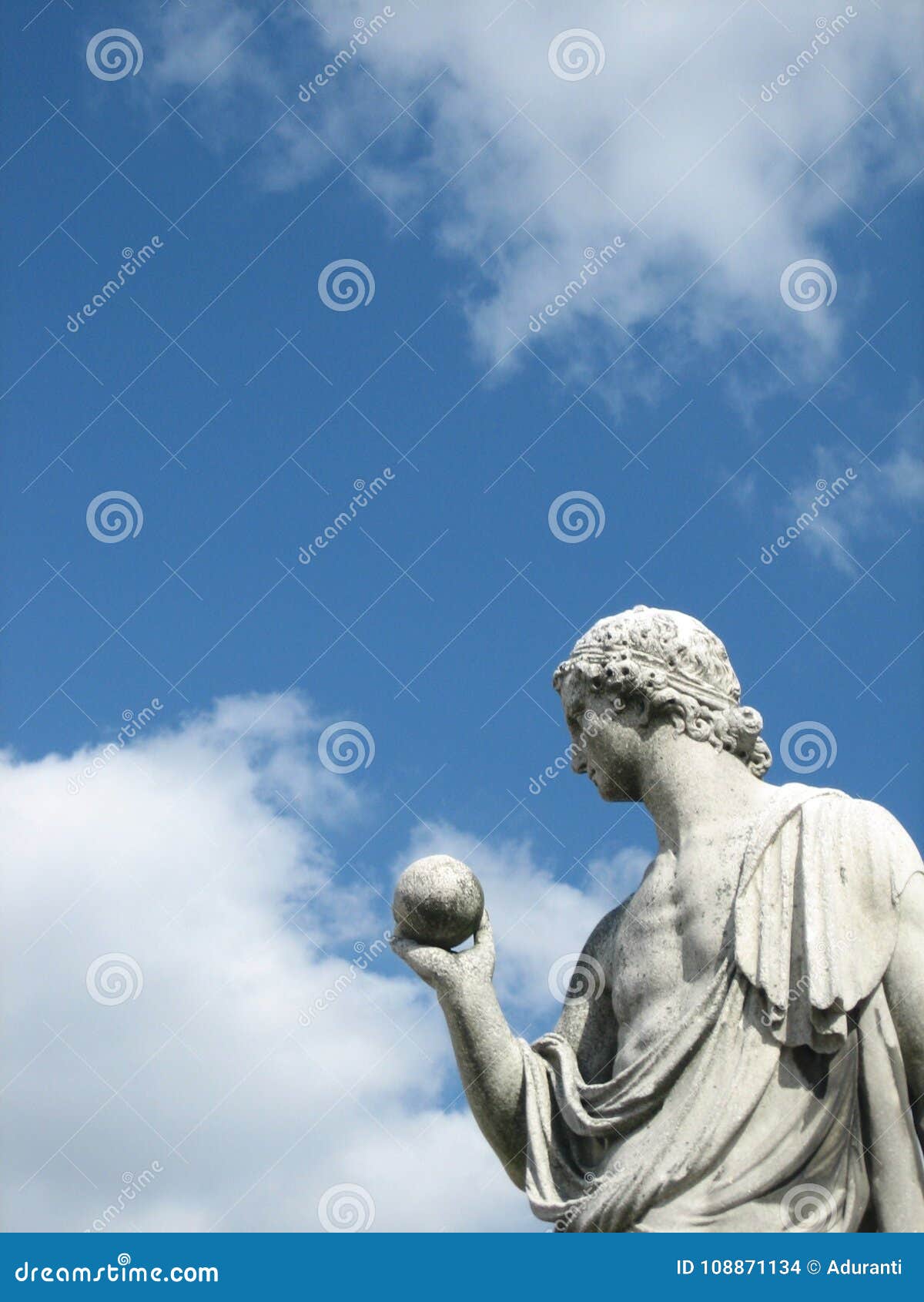 Detalle de una escultura de mármol de un hombre con un globo en SchÃ¶nbrunn en Viena. Un detalle de una escultura que representa a un hombre que sostiene un globo en sus manos La escultura de mármol está situada en los jardines del palacio de SchÃ¶nbrunn en Viena, Austria