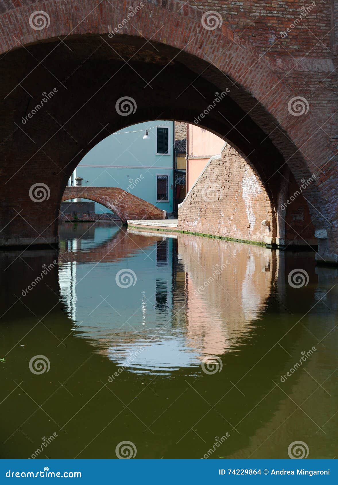 Detalle Debajo De Un Puente Foto