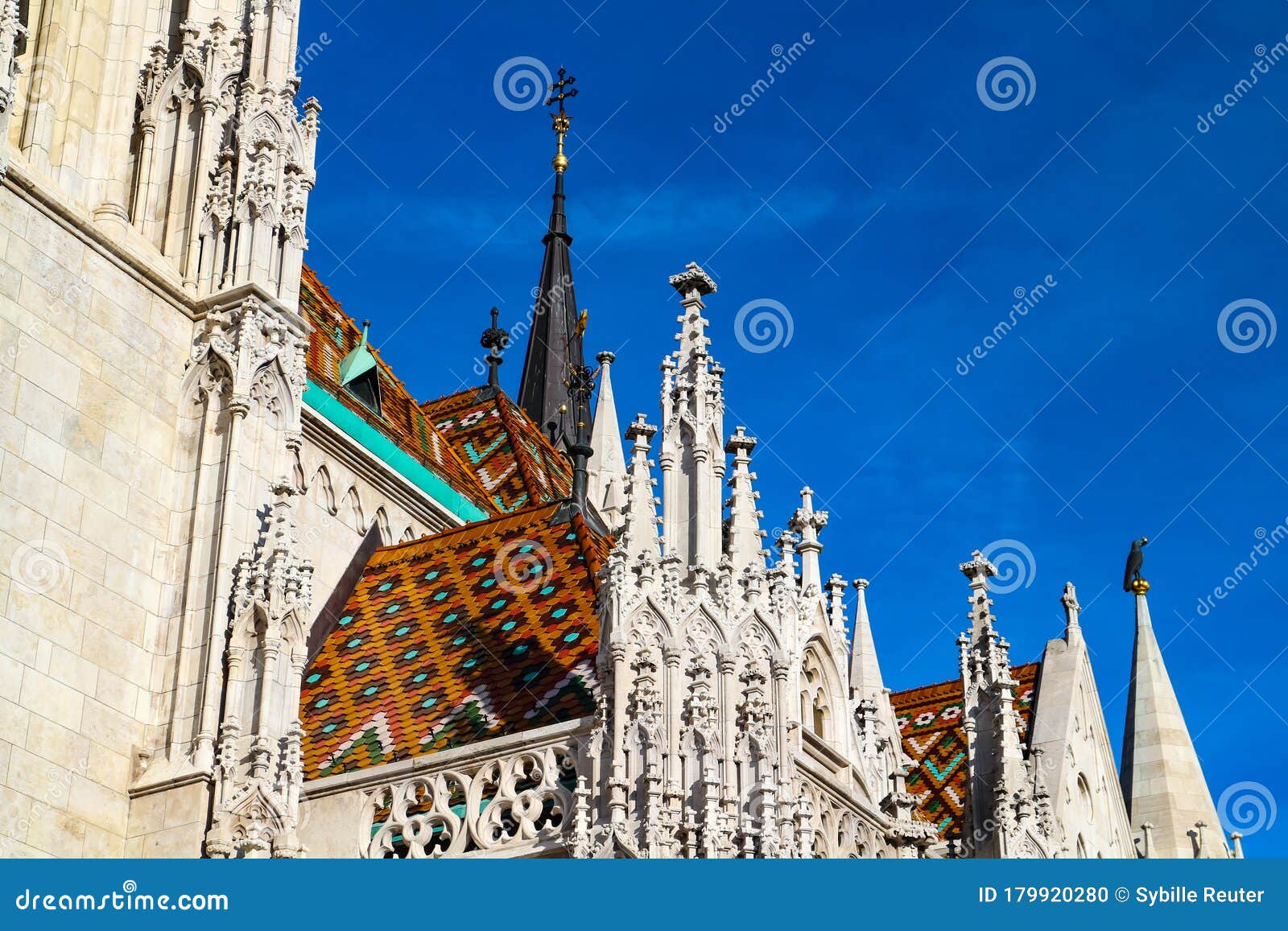 Detalle Del Techo De La Iglesia De Mathias En Bastión De Pescadores, Budapest, Hungría Foto de archivo - Imagen de cielo, floral: 179920280 Detalle Del Techo De La Iglesia De Mathias En Bastión De Pescadores, Budapest, Hungría Foto de archivo - Imagen de cielo, floral: 179920280
