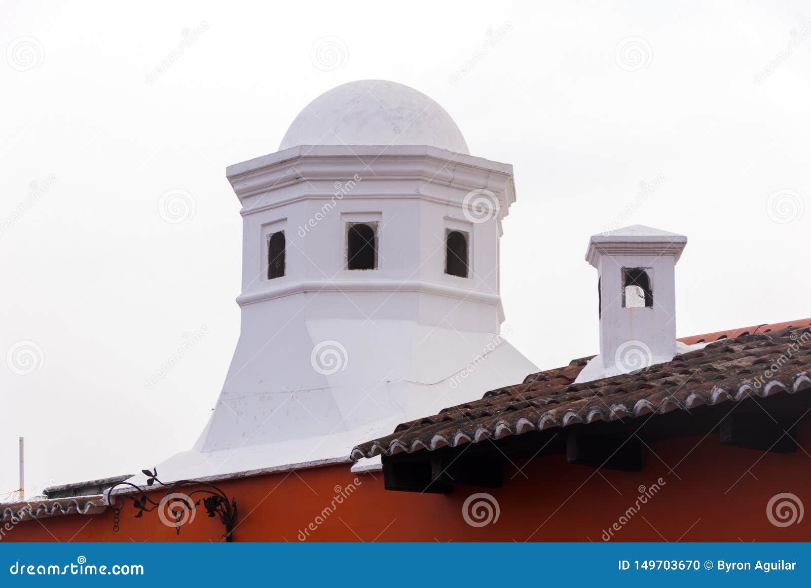 Detalle Exterior De La Casa En Estilo Colonial Del La Antigua Guatemala, De  La Pared Y Del Cupula En Guatemala, America Central Foto de archivo -  Imagen de entrada, casa: 149703670