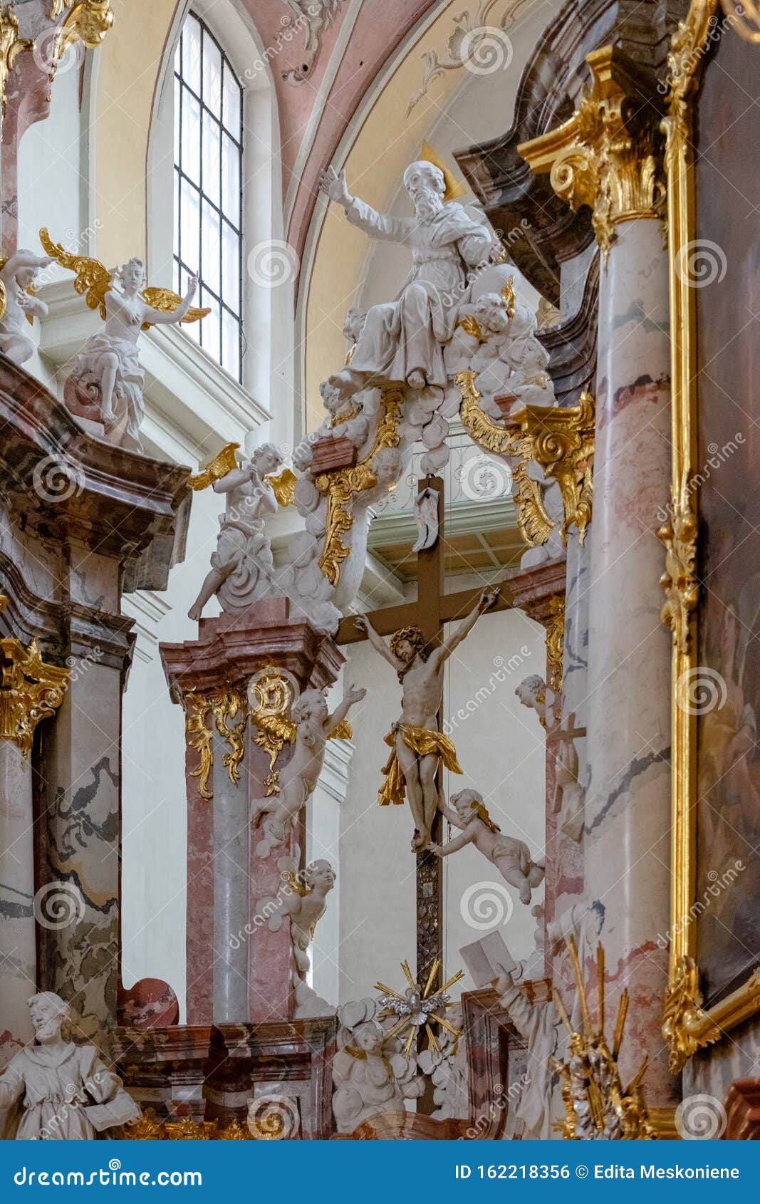 Detalle Interior De La Iglesia Del Santo Espíritu De Vilna El Altar Foto de  archivo - Imagen de columna, crucificado: 162218356