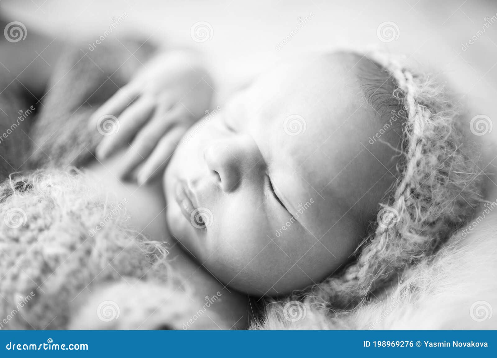 Retrato Del Primer Del Bebé Recién Nacido En El Gorro De Lana Gris