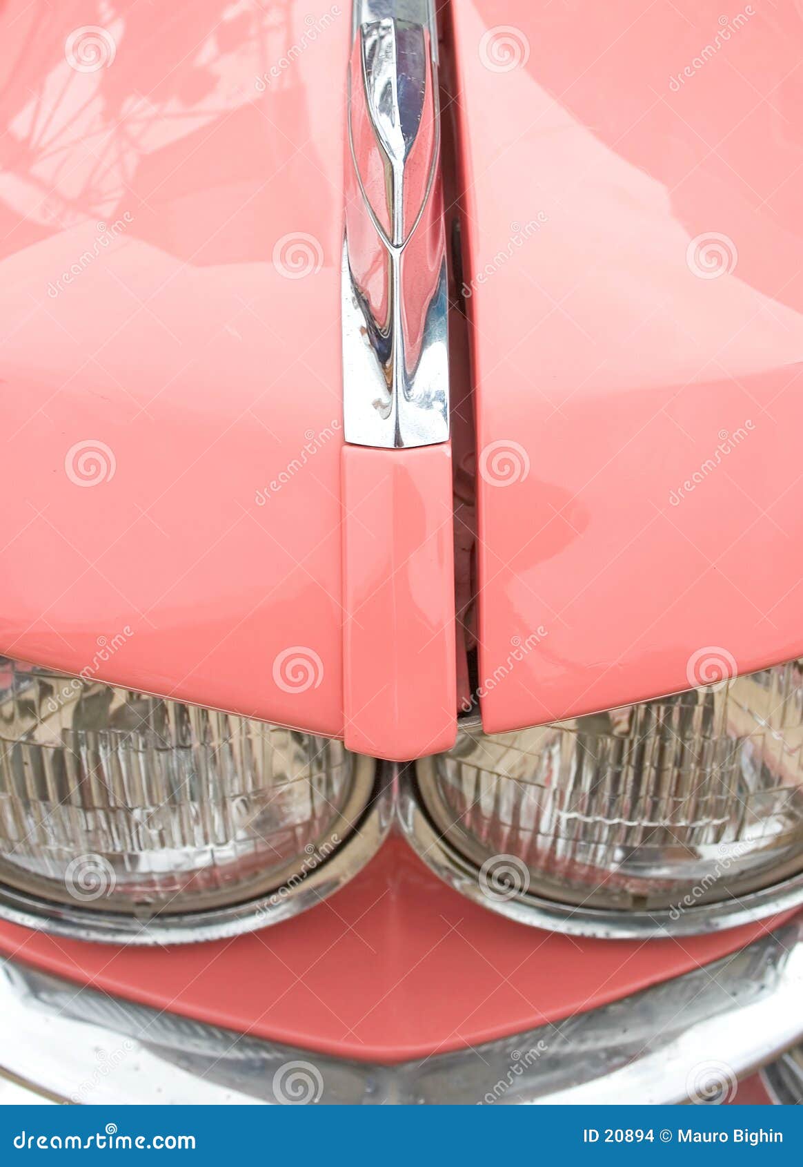 Detalle rosado del coche de los años 60