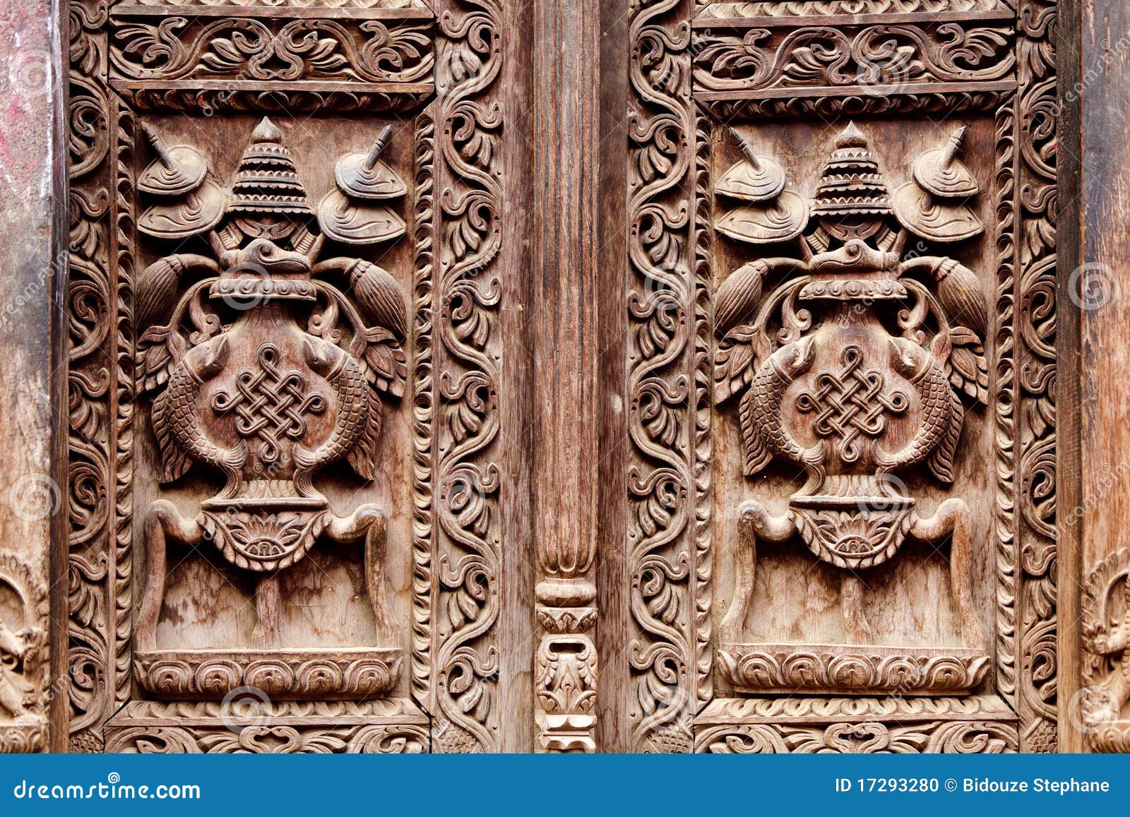 Detalle arquitectónico de una puerta con un relieve ornamental de piedra  tallada por encima de las puertas de madera doble en Praga, República Checa  Fotografía de stock - Alamy