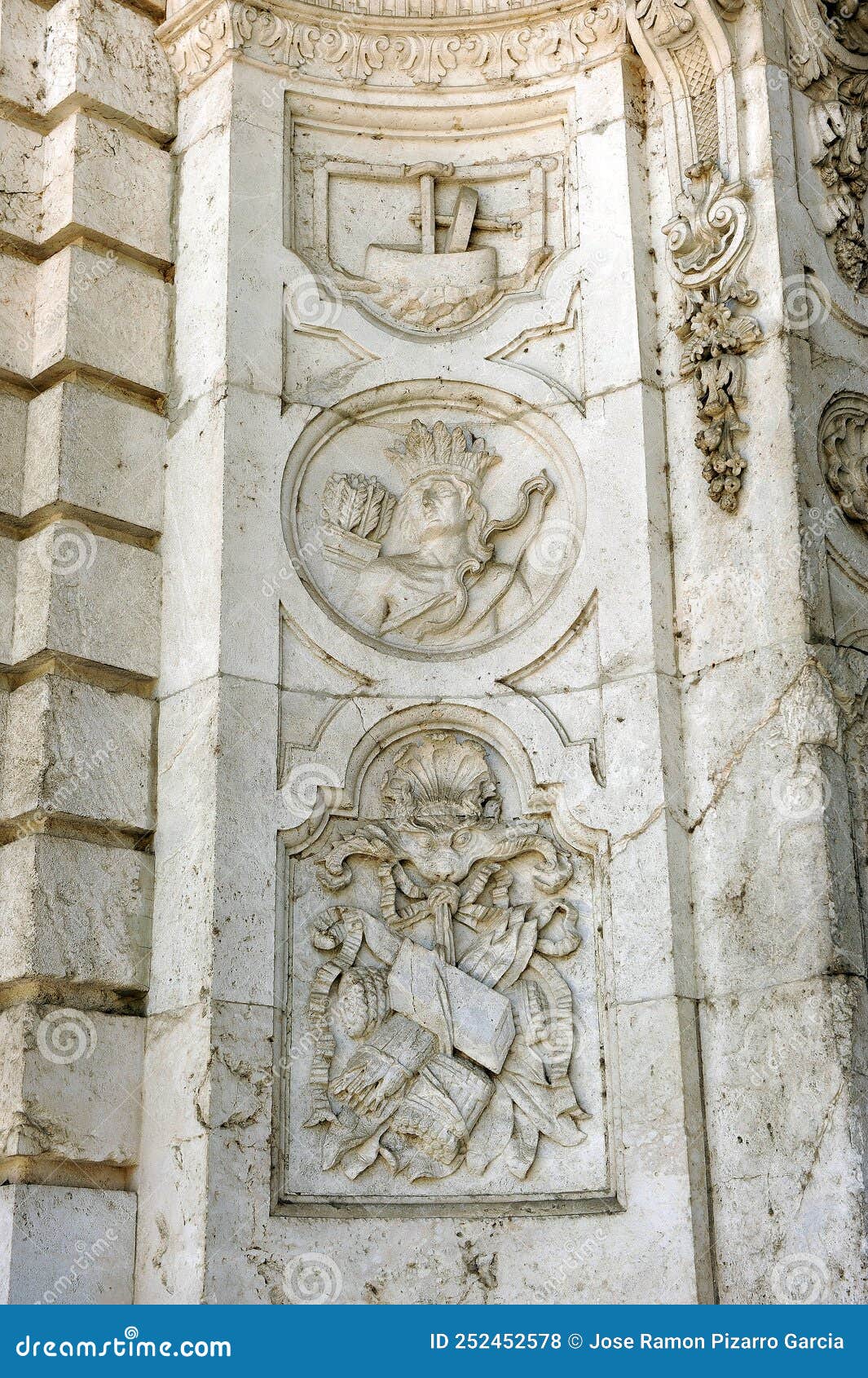 detalles de la fachada principal de la real fÃÂ¡brica de tabacos de sevilla, andalucÃÂ­a, espaÃÂ±a.