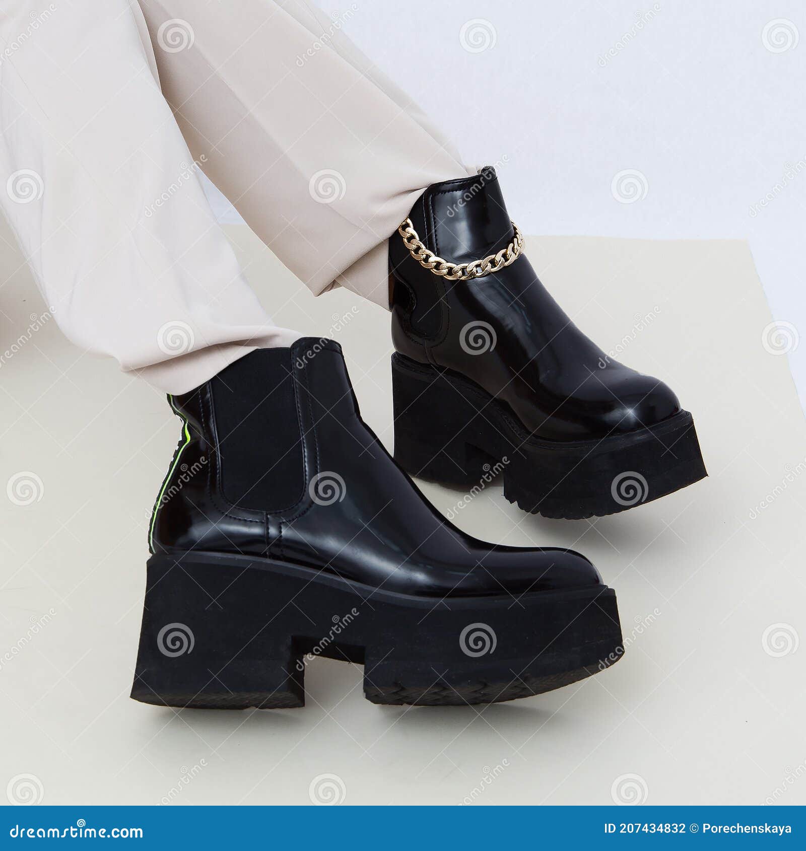 Detalles De La Ropa De Primavera De Otoño Casual De Moda. Mujer En Estudio Con Pantalones De Color Beige Y Botas Elegantes De Plat Foto de archivo - Imagen de elegante, fondo: Detalles De La Ropa De Primavera De Otoño Casual De Moda. Mujer En Estudio Con Pantalones De Color Beige Y Botas Elegantes De Plat Foto de archivo - Imagen de elegante, fondo: