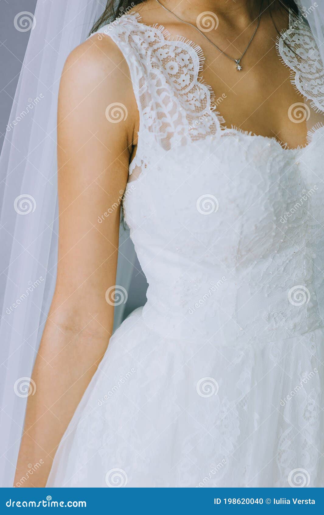 Detalles De Un Vestido De Novia Cierre De Una Chica Sin Rostro Con Hermoso Vestido De Novia Blanco Foto de archivo - Imagen de detalles, hermoso: 198620040 Detalles De Un Vestido De Novia Cierre De Una Chica Sin Rostro Con Hermoso Vestido De Novia Blanco Foto de archivo - Imagen de detalles, hermoso: 198620040