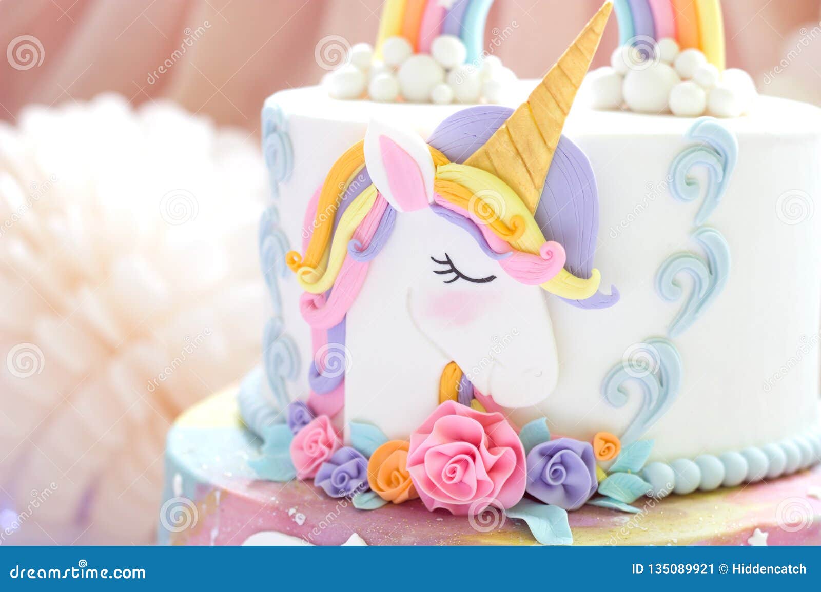 Detalles De Una Torta Del Unicornio - Cierre Del Primero Del Unicornio Para  Arriba Imagen de archivo - Imagen de festivo, alimento: 135089921