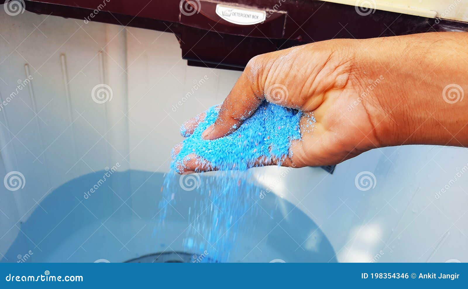 Detergente Azul En Polvo En Las Manos Y Añadirlo En Agua En La Lavadora Con  El Desenfoque En Movimiento Foto de archivo - Imagen de hembra, limpiador:  198354346