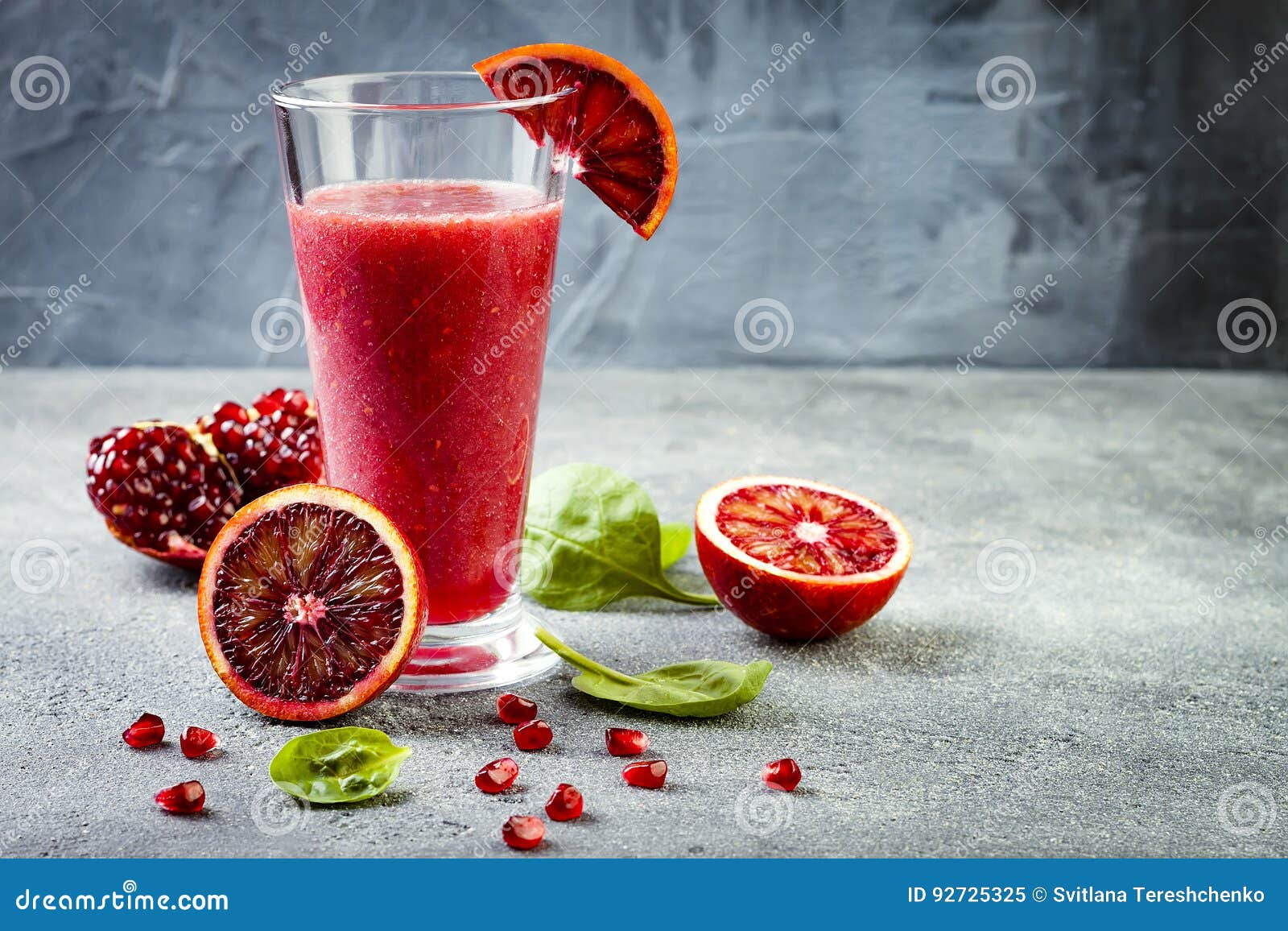 Detox Frischer Saft Oder Smoothie Im Glas Mit Blutorangen, Grüns ...
