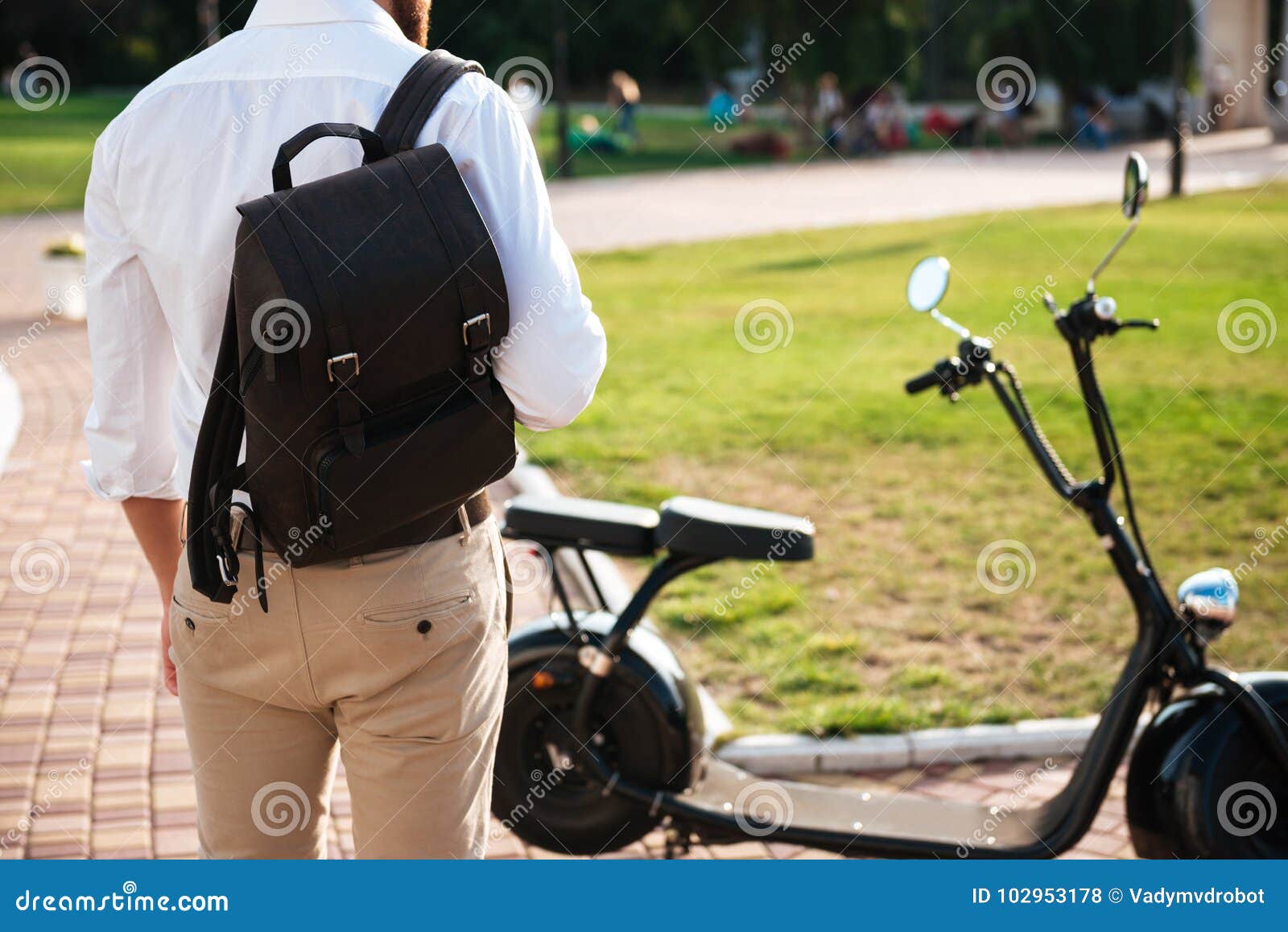 Detrás Cosechada Opinión El Hombre Con La Mochila Que Coloca La Moto  Cercana Foto de archivo - Imagen de bici, conducir: 102953178