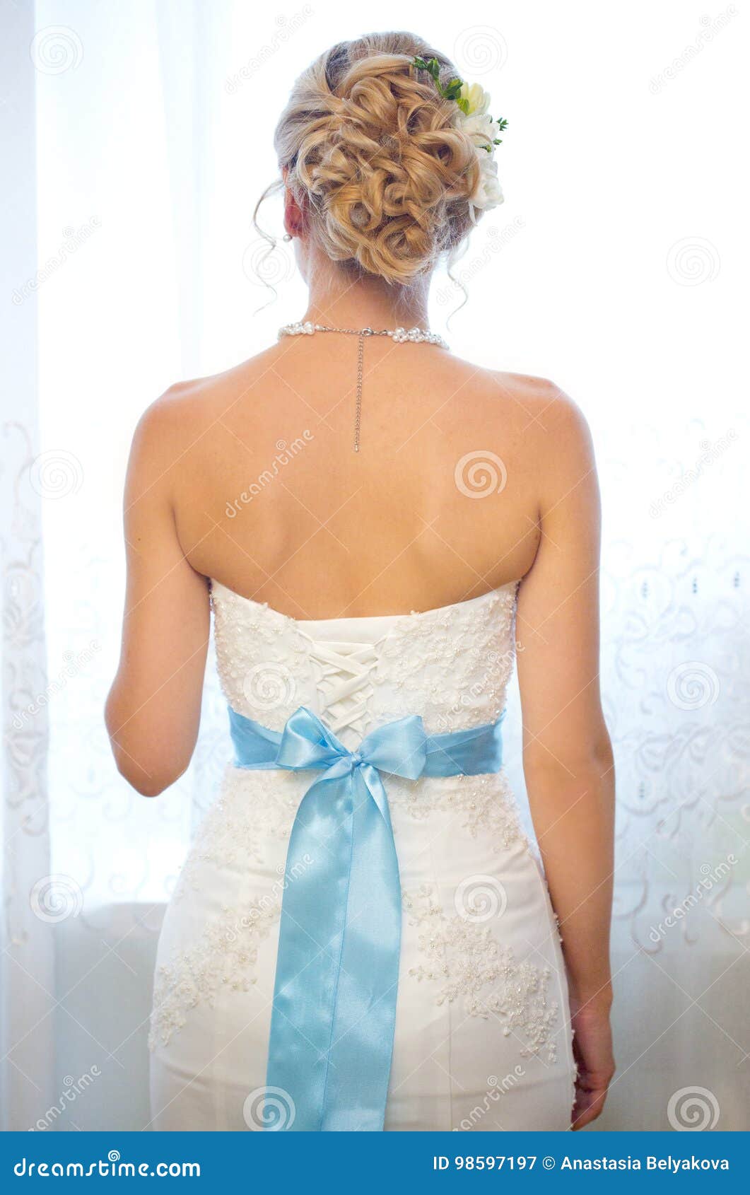 Detrás De La Novia En Vestido De Boda Con La Cinta Azul Imagen de archivo - Imagen de retroceder, blanco: 98597197 Detrás De La Novia En Vestido De Boda Con La Cinta Azul Imagen de archivo - Imagen de retroceder, blanco: 98597197