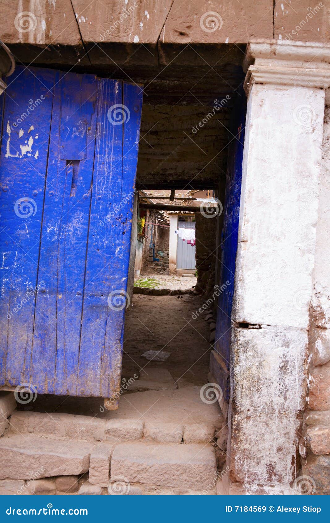 Lençol Metálico E Coberturas Ocas Casas-escuras Numa área Pobre Da Favela  Em Manila Foto de Stock - Imagem de linha, miséria: 183821898