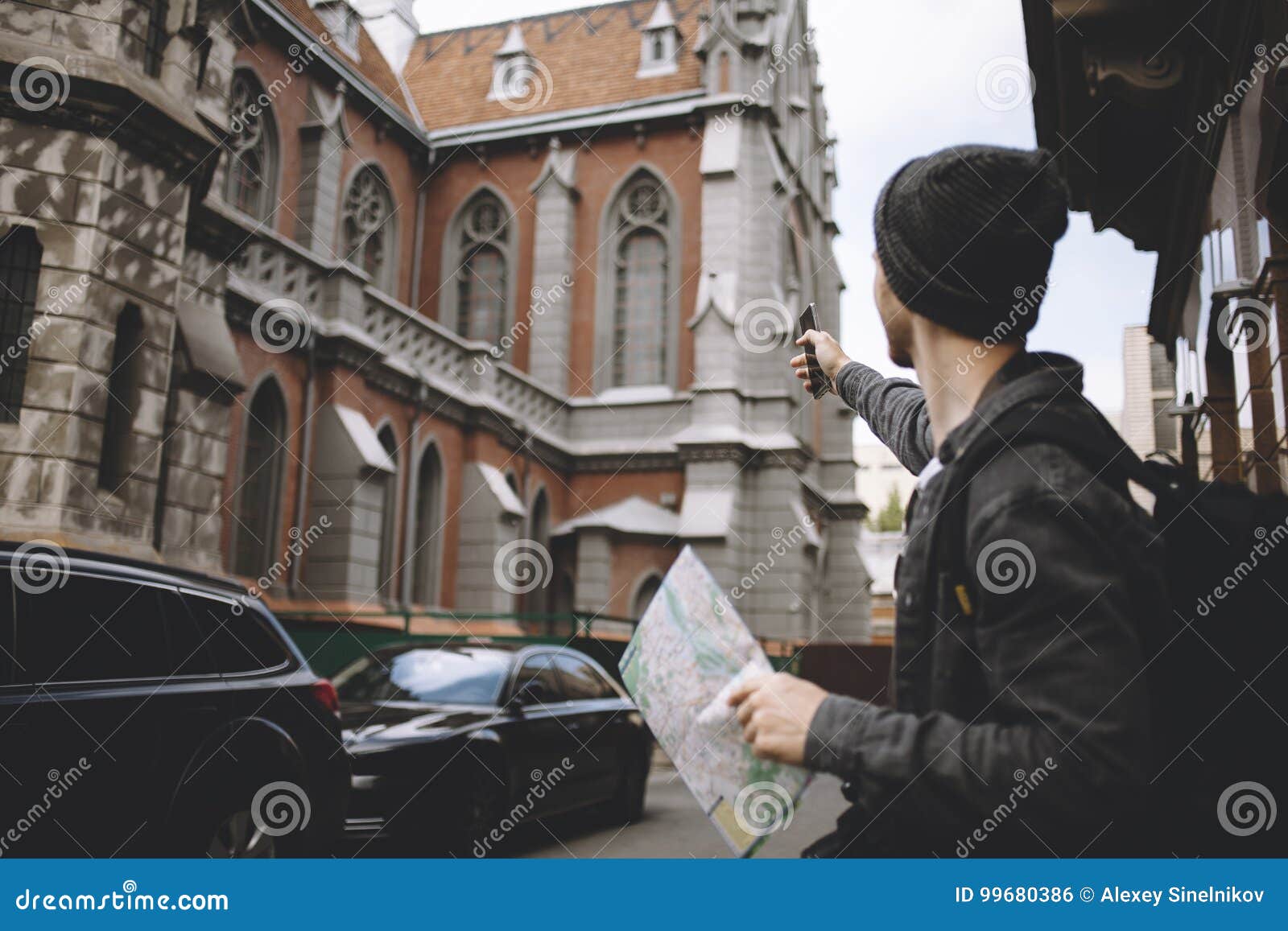 Detta som turnerar, har precis kommit till staden Han har funnit stället var han kan starta hans jorney, genom att använda telefonen och översikten Grabben pekar på kyrkan