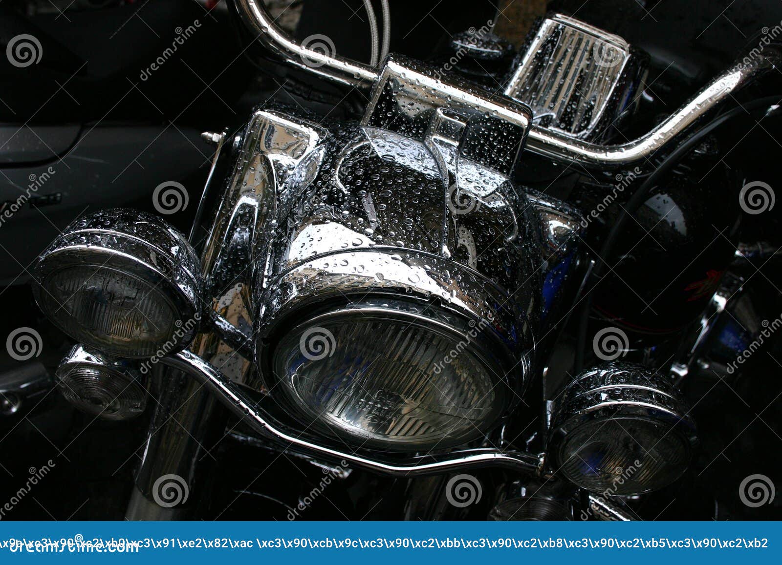 Dettaglio del motociclo spruzzato con le gocce di pioggia