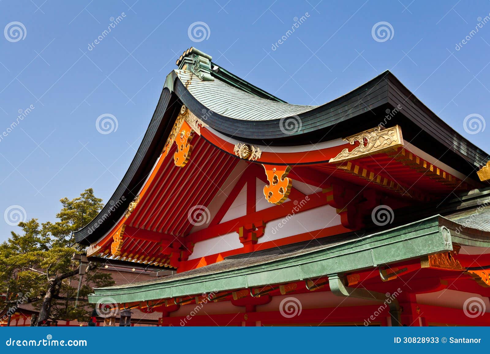 Dettaglio del tetto del santuario del giapponese. Santuario di Fushimi Inari Taisha a Kyoto, Giappone. Santuario shintoista famoso.