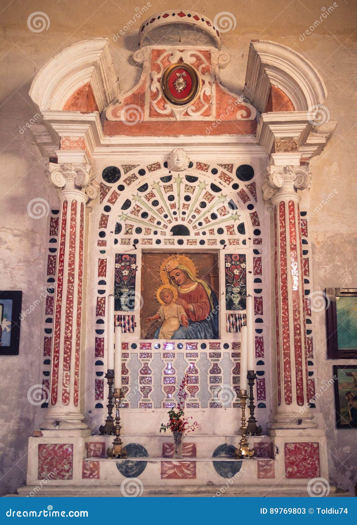 Dettaglio dell'altare della chiesa votiva di St Mary di Al. San Bonifacio, Italia - 11 marzo 2017: Dettaglio dell'altare della chiesa votiva di St Mary del Alzana, famoso per i molti healings non spiegati