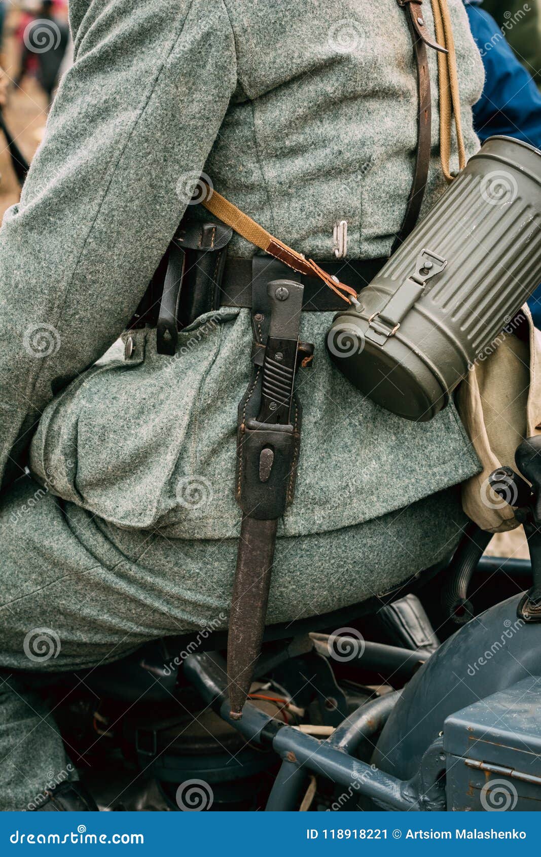 Deutscher Soldat Wehrmacht Mit Bajonettmesser Stockbild ...