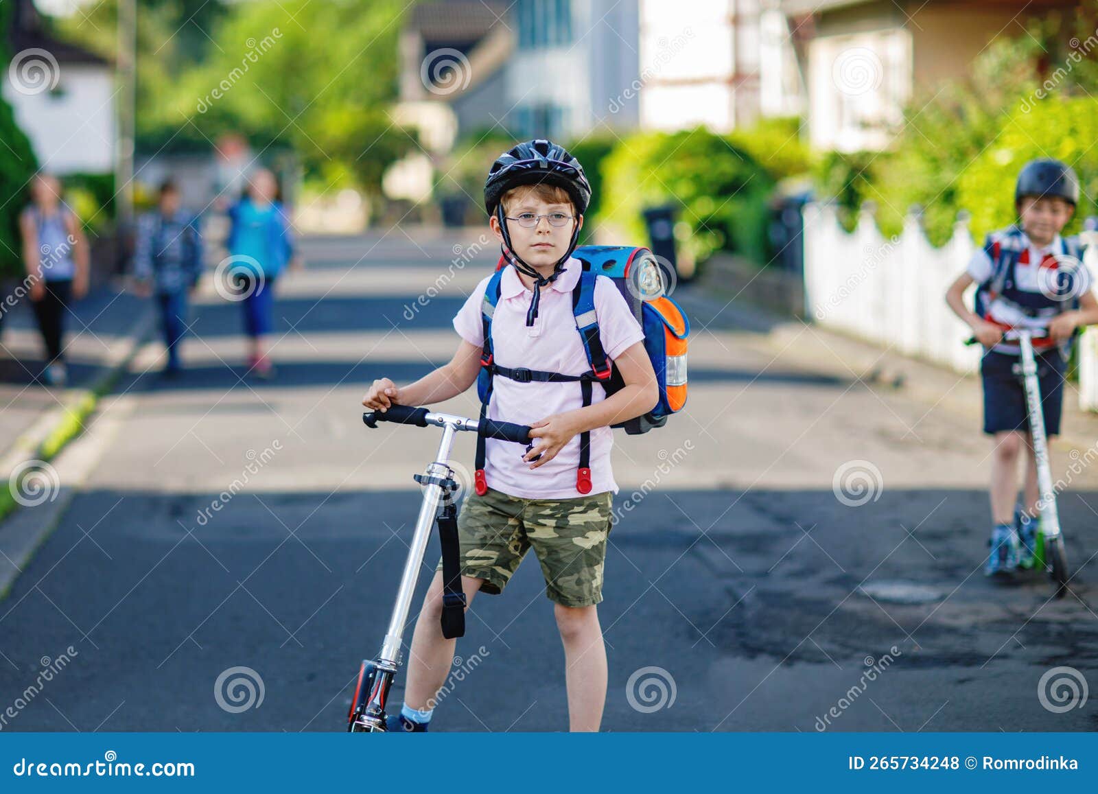 Enfant Joyeux Dans Le Casque Avec Sac à Dos De L'école Et Balle De