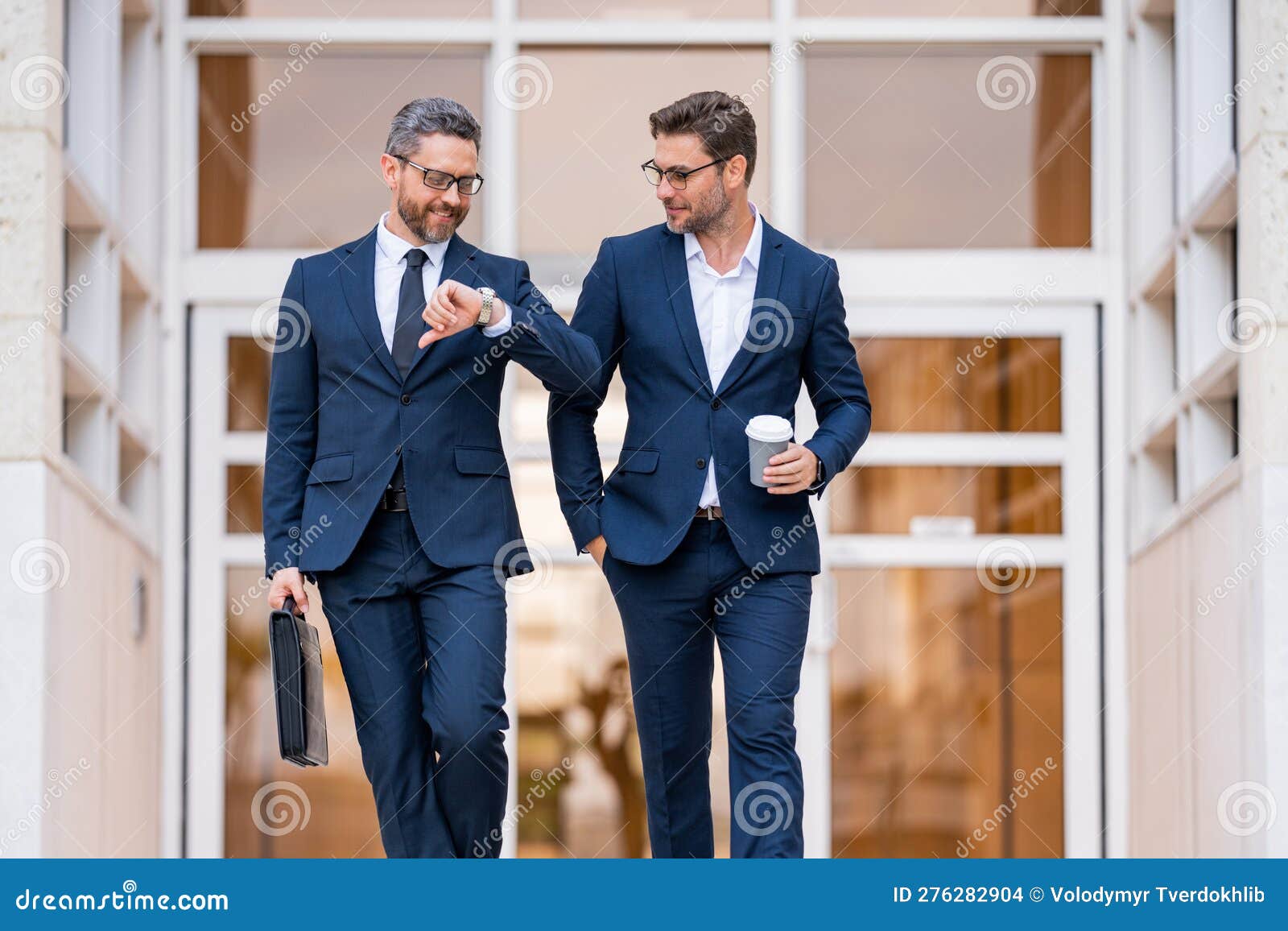 jeune homme d'affaires reflexion chantier casque sécurité Stock Photo