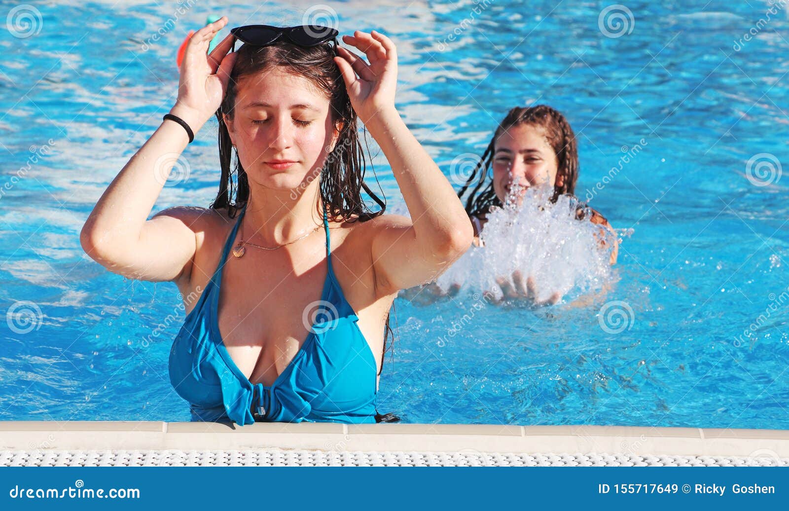 Jolie Fille Rousse Plongeant Dans Piscine Depuis Tremplin Enfant Jouissant  image libre de droit par AnoushkaToronto © #407365626