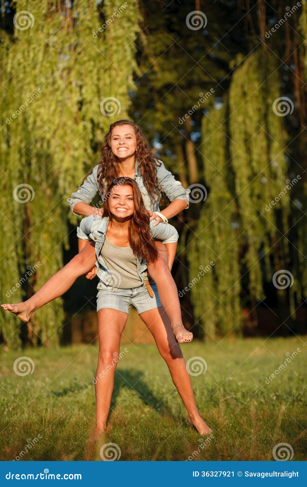 Riding sister. Piggyback Ride. Девушка села сверху на подругу. Shoulder Ride Kids. Скакать на женский манер.