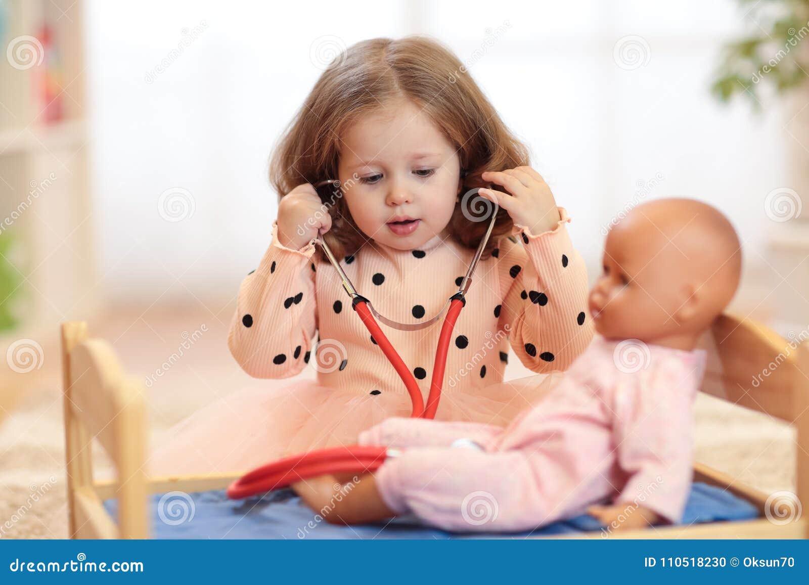 Docteur De Jeux D'enfant Avec Le Bébé - Poupée Dans La Crèche