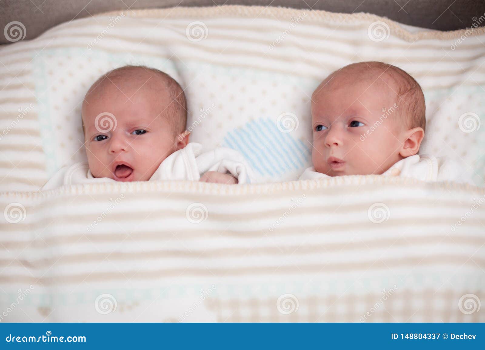 Deux B B S Jumeaux Adorables Se Trouvent Sur Le Lit Image Stock Image Du Triste Expression