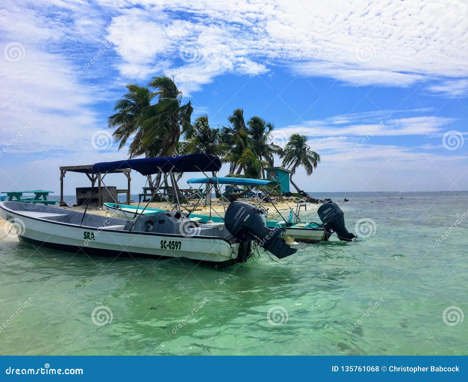 Oiseau riant Caye, Belize - 31 mai 2018 : Deux bateaux ancrés dans le bas-fond de l'île tropicale de l'oiseau riant Caye, outre de la côte de Belize Une tache populaire pour des snorkelers et des plongeurs autonomes