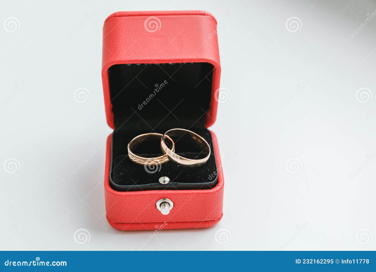 Deux Belles Alliances Sur Boite A Bijoux Rouge Sur Fond Blanc Declaration D Amour Carte De Mariage Valentines Jour Image Stock Image Du Fete Fond