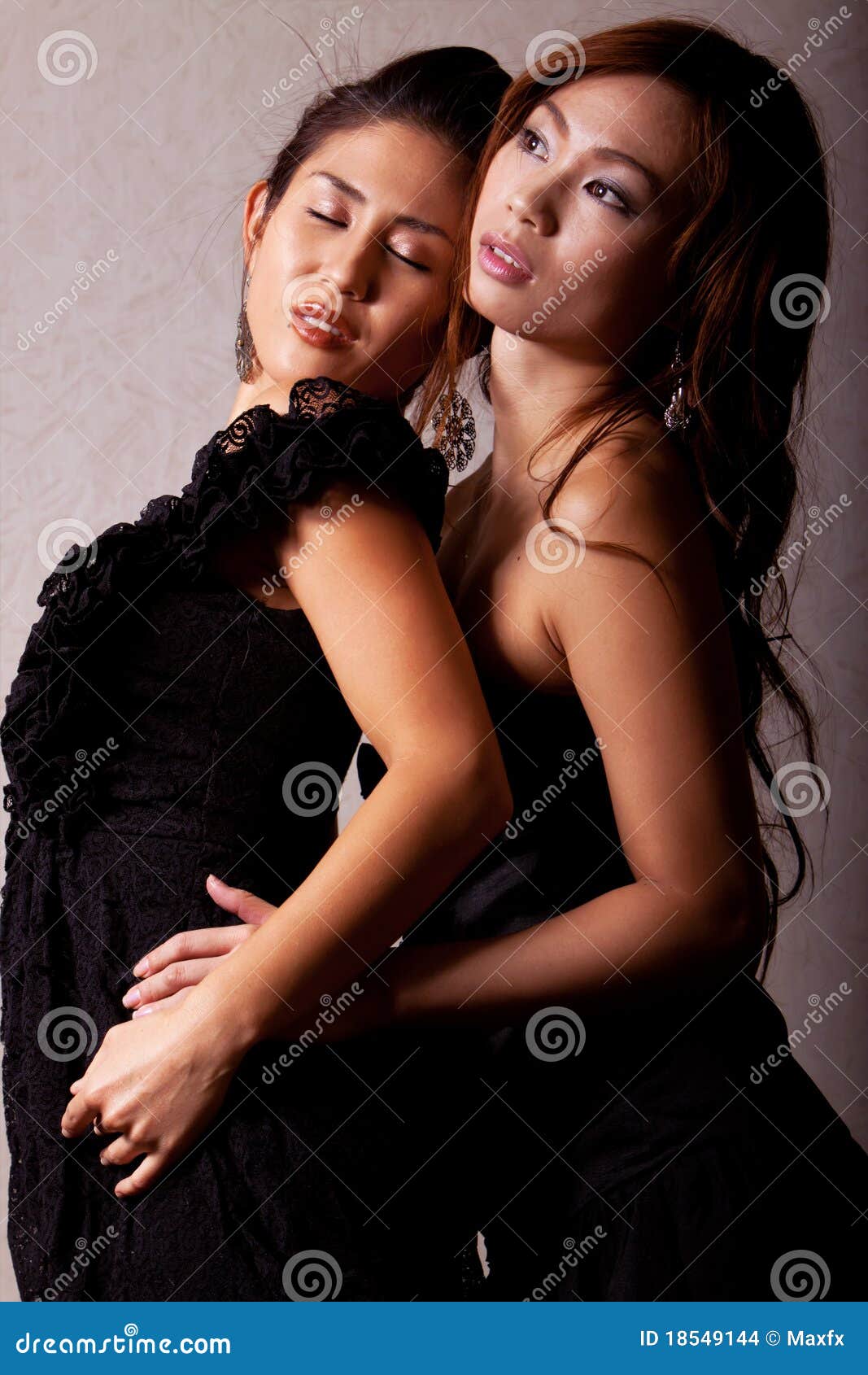 Deux Belles Femmes Japonaises Photo stock - Image du vêtement, fille:  18549144
