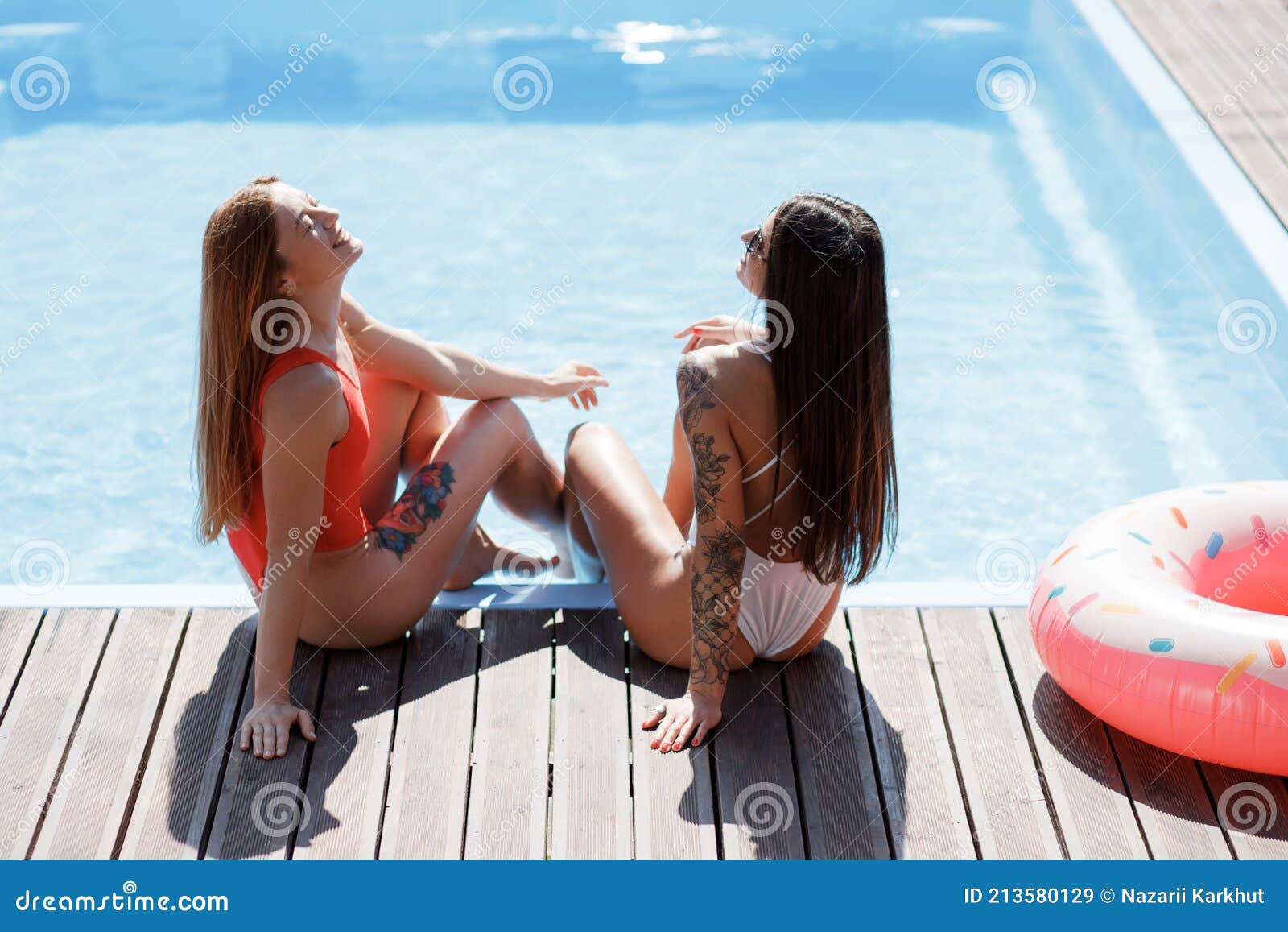 Belle femme assise dans une bouée de sauvetage dans une piscine