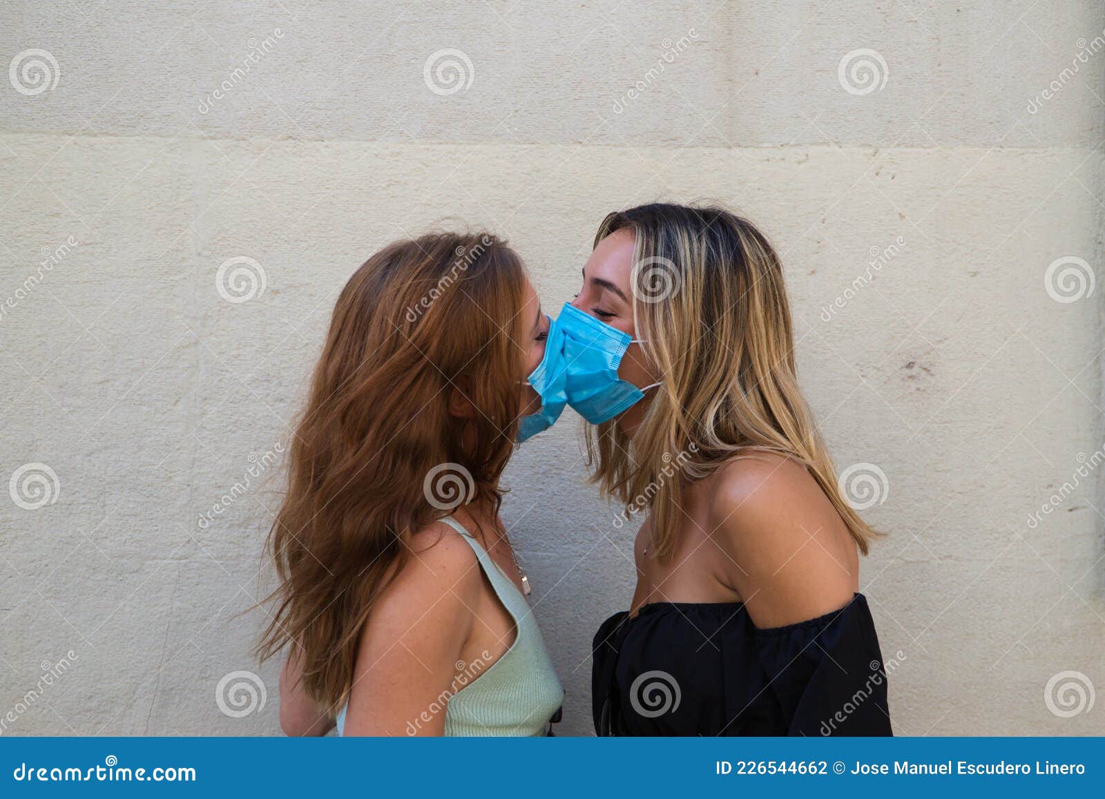 Deux Belles Jeunes Femmes En Vacances Les Femmes Sont Lesbiennes Et