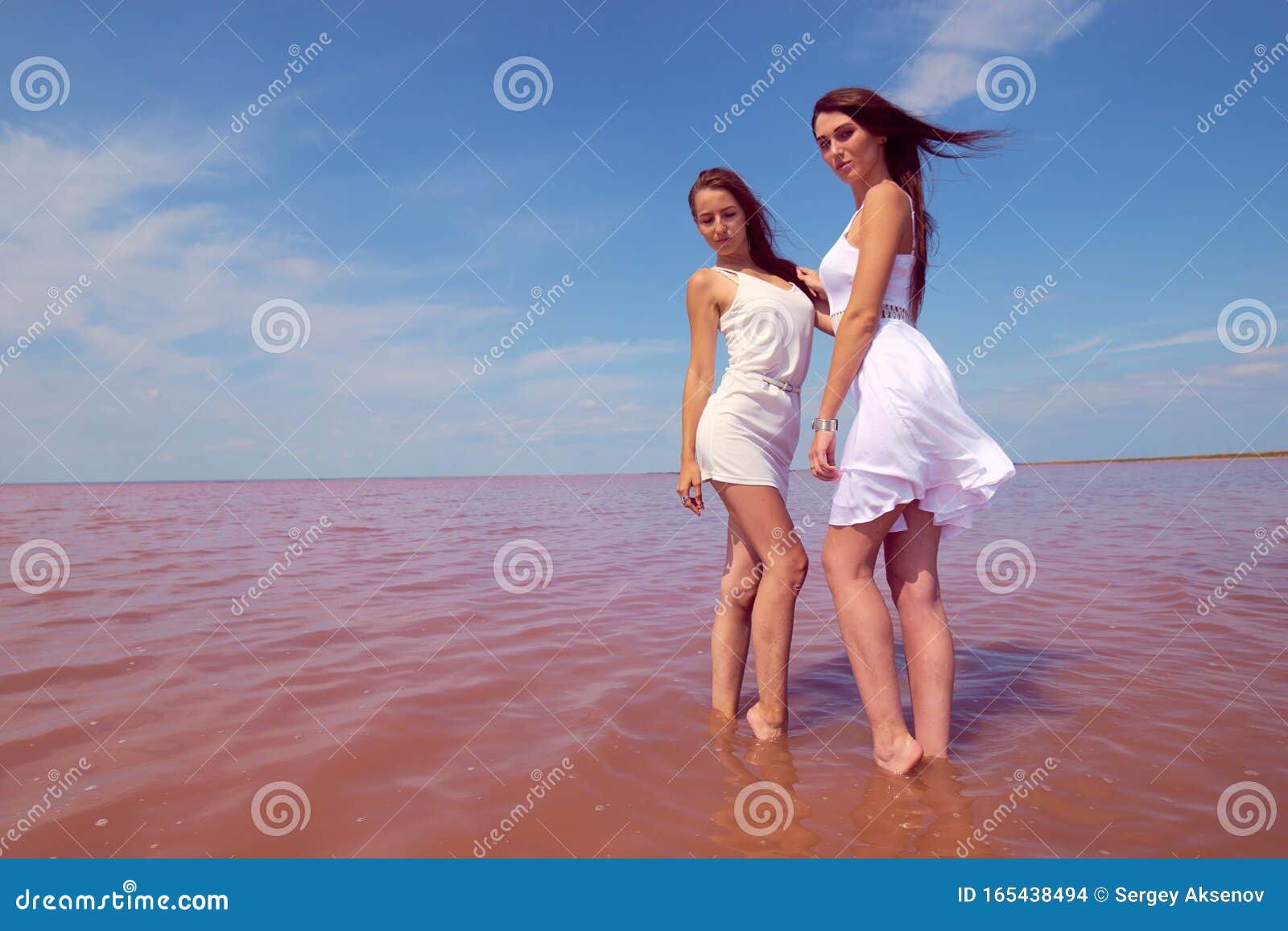 Deux Brunes Sexy Chaudes En Robes Blanches Posant Près Du Lac Photo Stock Image Du Sinueux 