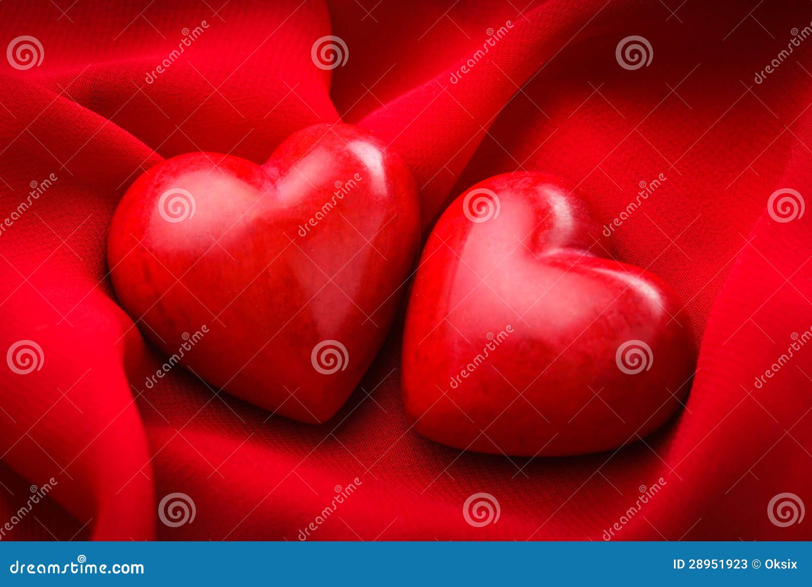 Deux coeurs rouges image stock. Image du décoration, abstrait - 28951923
