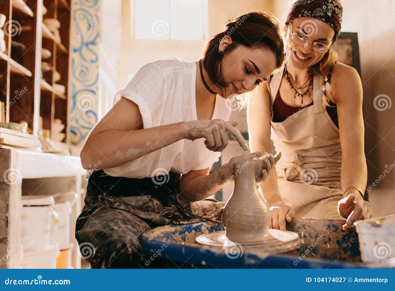 Deux Femmes à Un Atelier De Poterie Faisant Des Pots D'argile