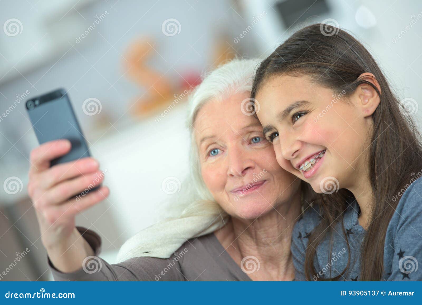 Deux Femmes De Génération Faisant Le Selfie Drôle Ensemble