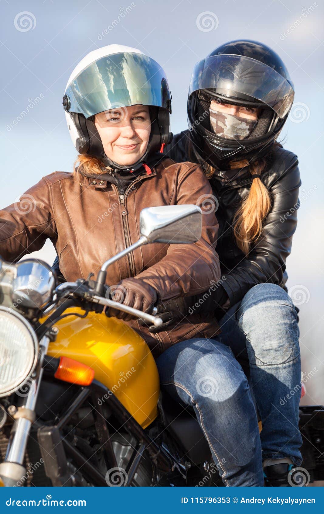 Deux femmes européennes conduisant ensemble sur un vélo, passager s'asseyant derrière le siège conducteur