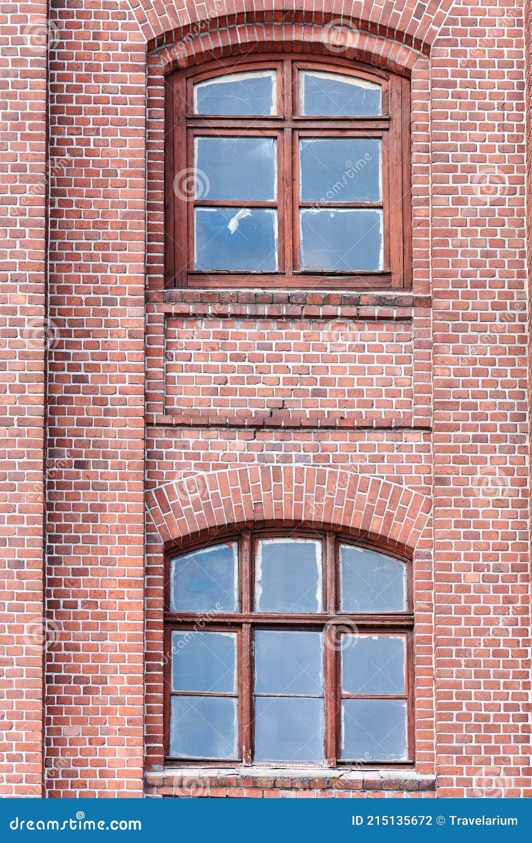 Deux Fenêtres En Verre Cintré Incrustées Dans Un Mur En Brique