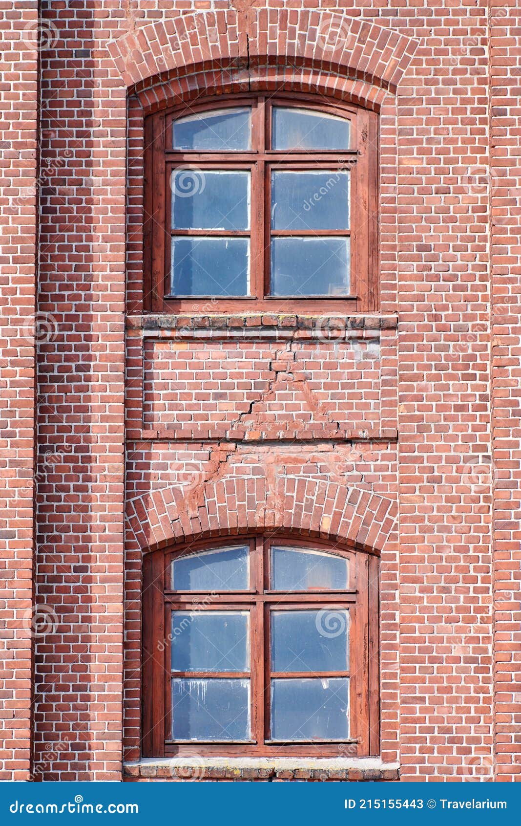 Deux Fenêtres En Verre Cintré Incrustées Dans Un Mur En Brique