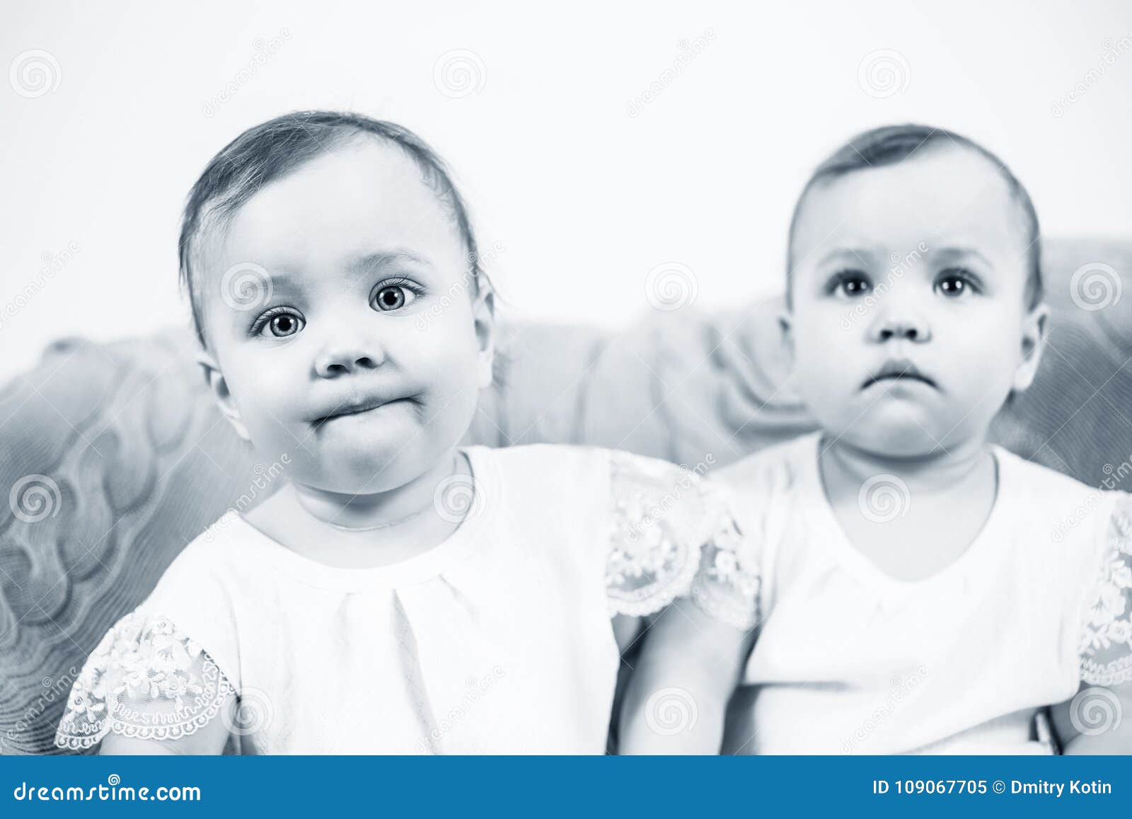 Deux Filles Adorables De Jumeau De Bebe Image Stock Image Du Charmer Famille
