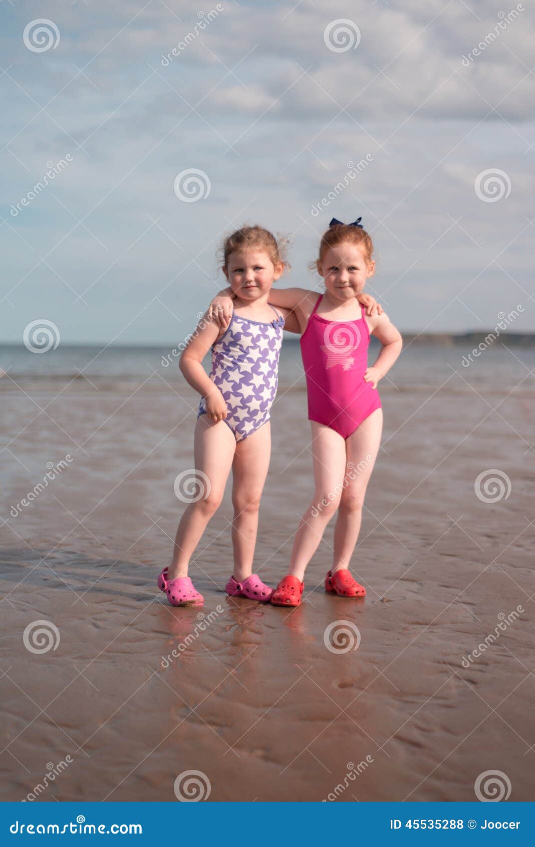 enfant les bras en l'air à la plage Stock Photo