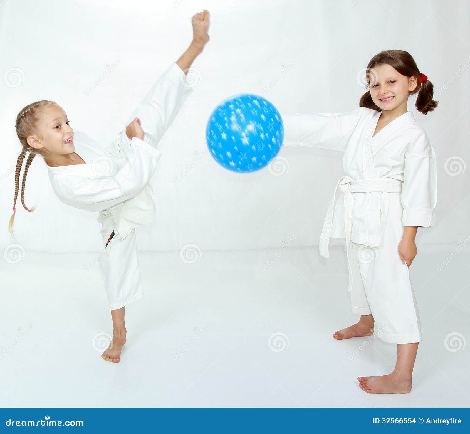 Deux Filles Avec Le Coup-de-pied Bleu De Karaté De Battement De ...